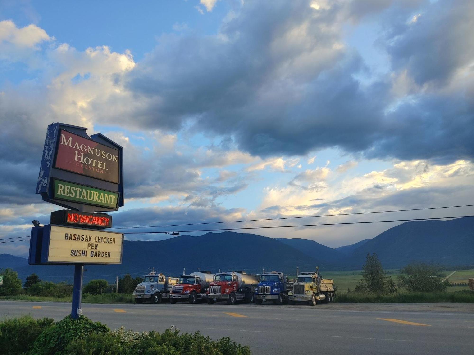 Magnuson Hotel Creston Exterior photo